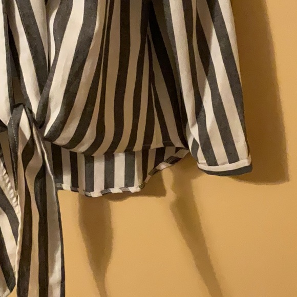 Size M Snap Down the Front Striped Blouse With Pockets - Picture 6 of 8